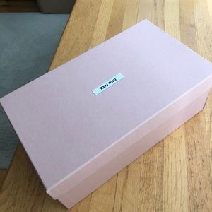 Miumiu sneaker 98% new.